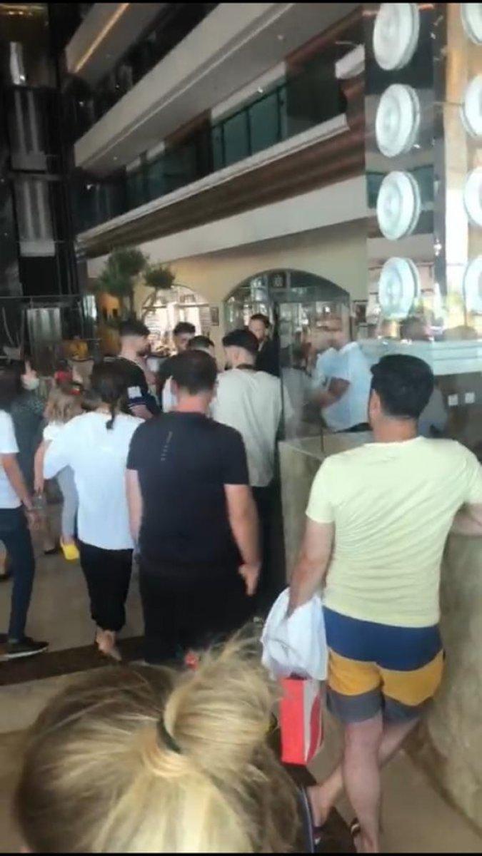 Antalya'daki otelde tatilciler, havuzu bastı