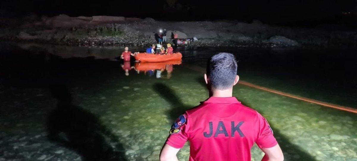Dicle Nehri kenarında mahsur kalan 21 vatandaş kurtarıldı