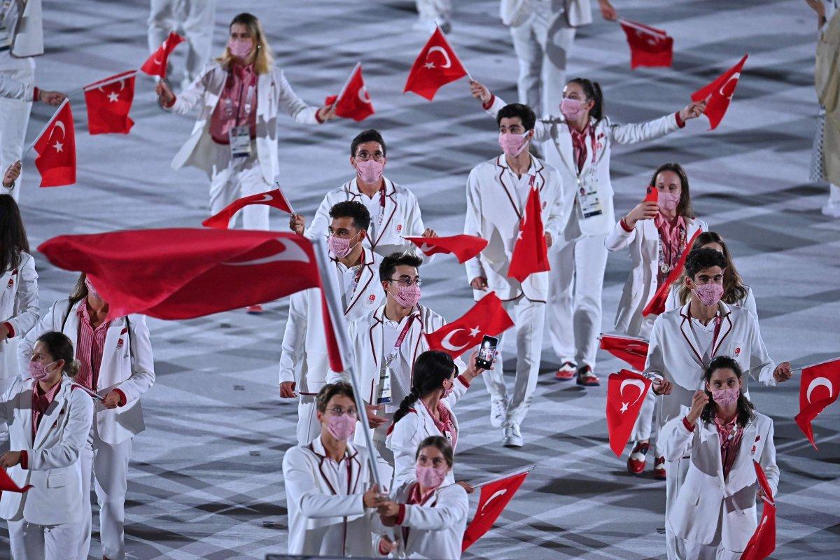 Tokyo 2020 açılışında milli sporcularımız geçiş yaptı