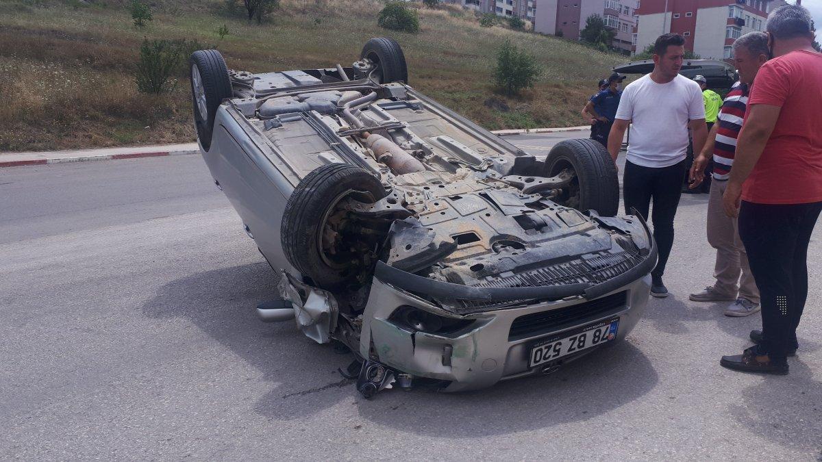 Karabük’te korkuluklara çarpan araç takla atarak durabildi