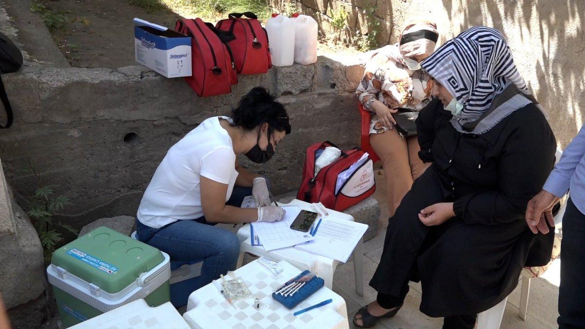 Bitlis'te bayramda aşılama mesaisi