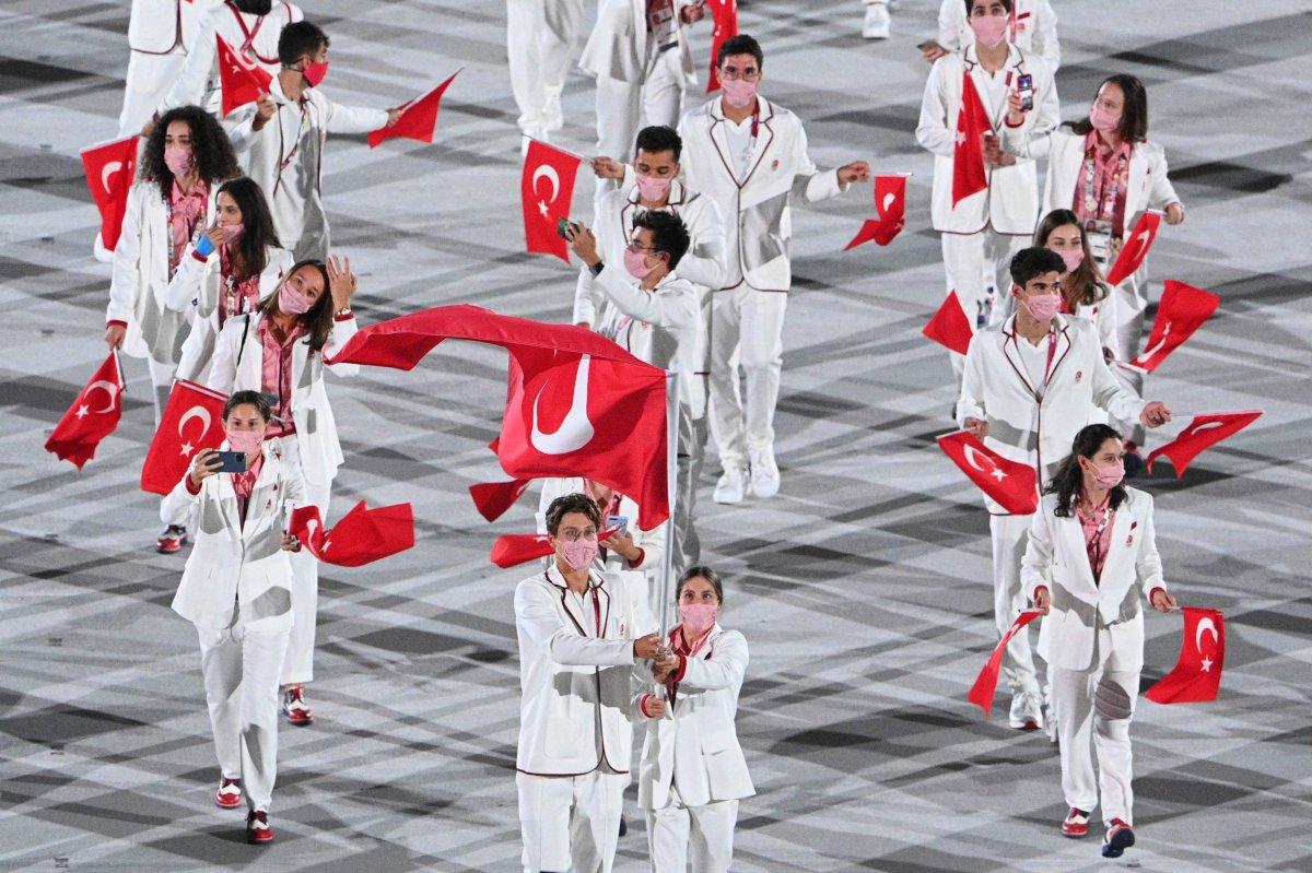 Tokyo 2020 açılışında milli sporcularımız geçiş yaptı