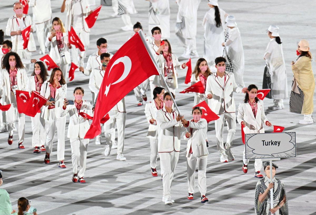 Tokyo 2020 açılışında milli sporcularımız geçiş yaptı