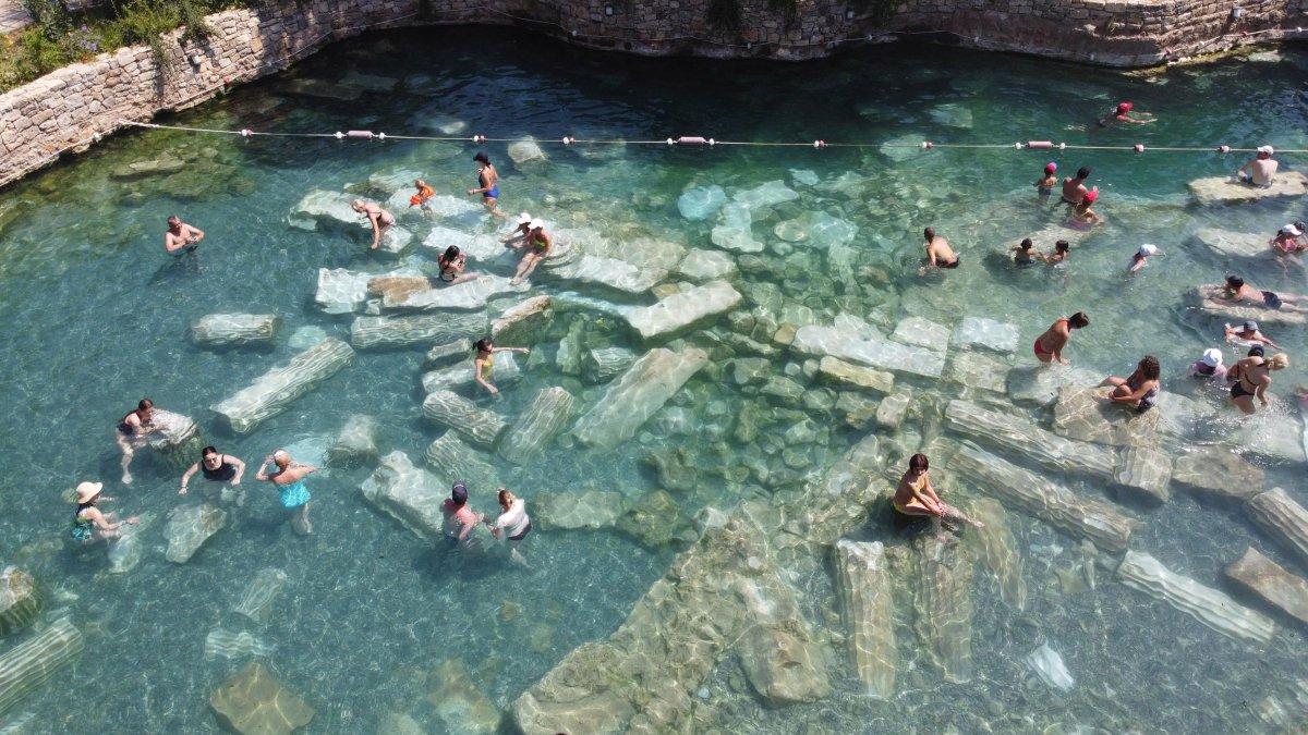 Denizli'de Antik Kleopatra Havuzu ziyaretçi akınına uğruyor