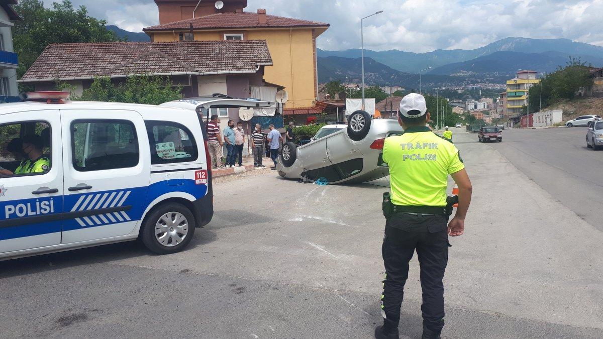 Karabük’te korkuluklara çarpan araç takla atarak durabildi