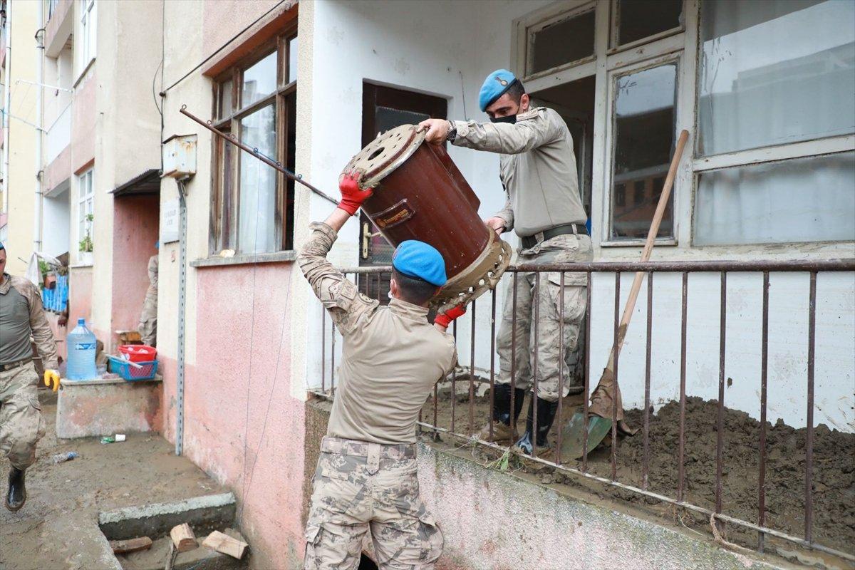 Arhavi'de sel sonrası temizlik çalışmaları devam ediyor