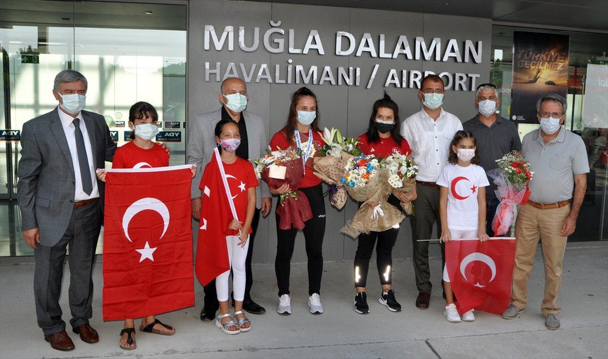 Dünya şampiyonu güreşçi Selvi İlyasoğlu, memleketi Muğla'da çiçeklerle karşılandı
