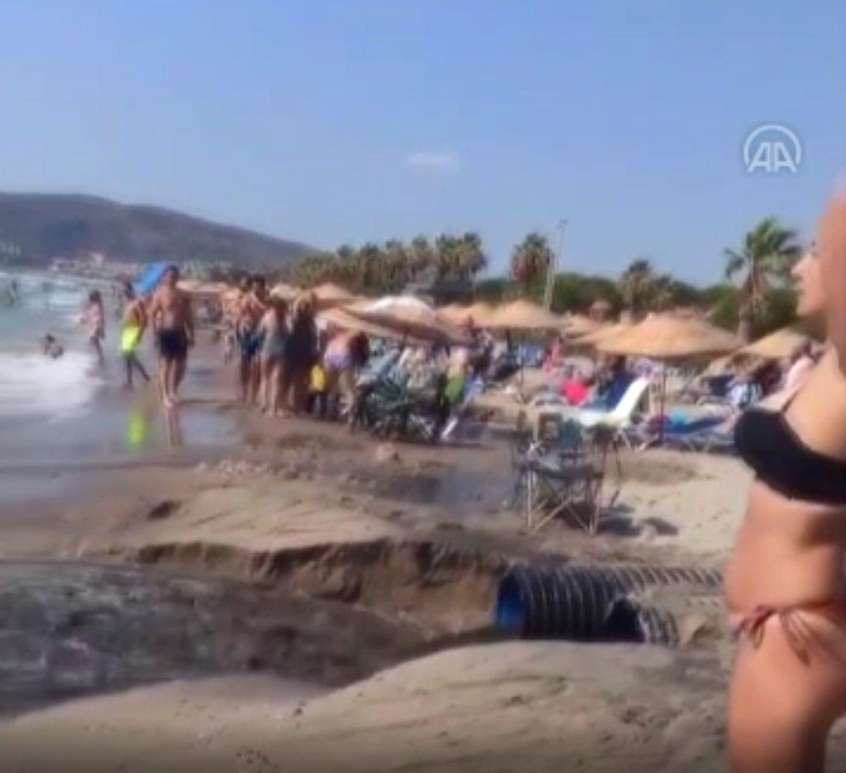 Kuşadası'nda lağım suları denize karıştı