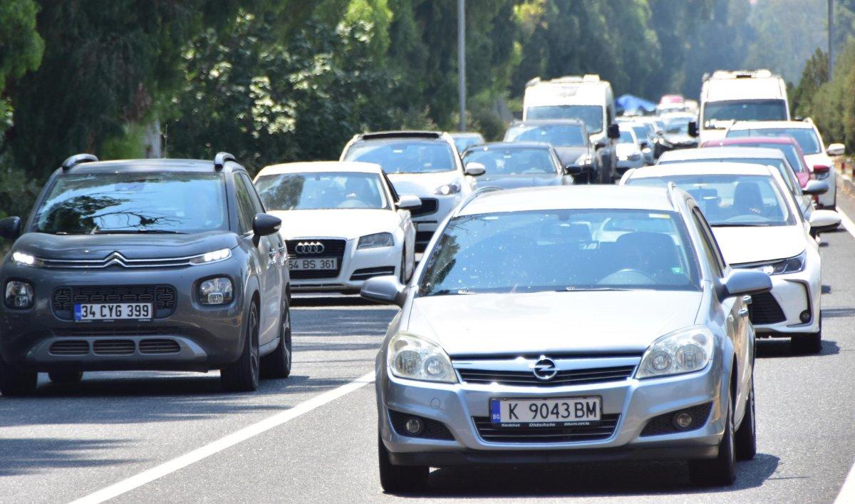 Antalya-Muğla karayolunda 15 kilometre araç kuyruğu