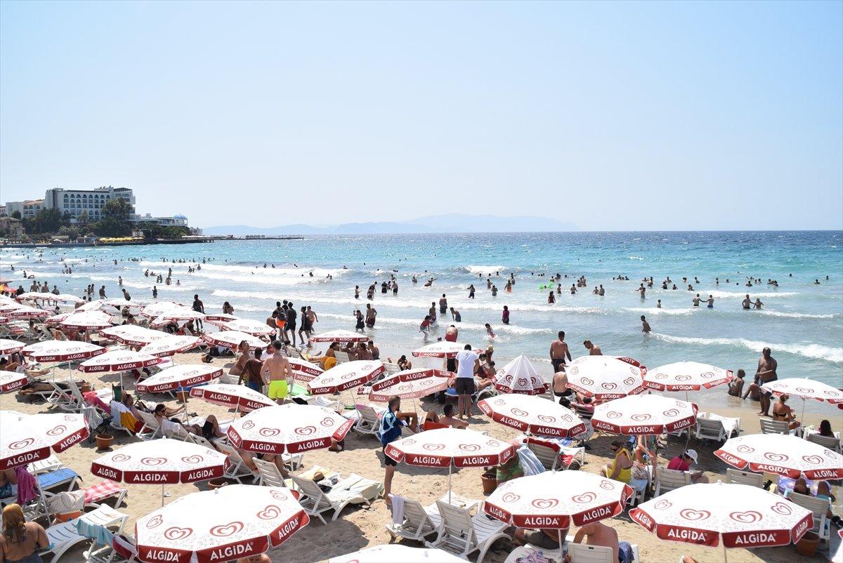 Ege Bölgesi'nde plajlar doldu taştı
