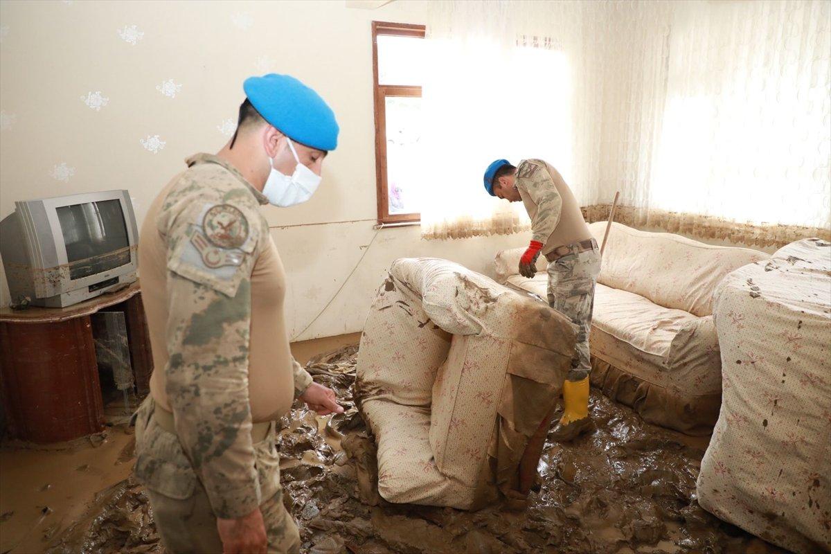 Arhavi'de sel sonrası temizlik çalışmaları devam ediyor