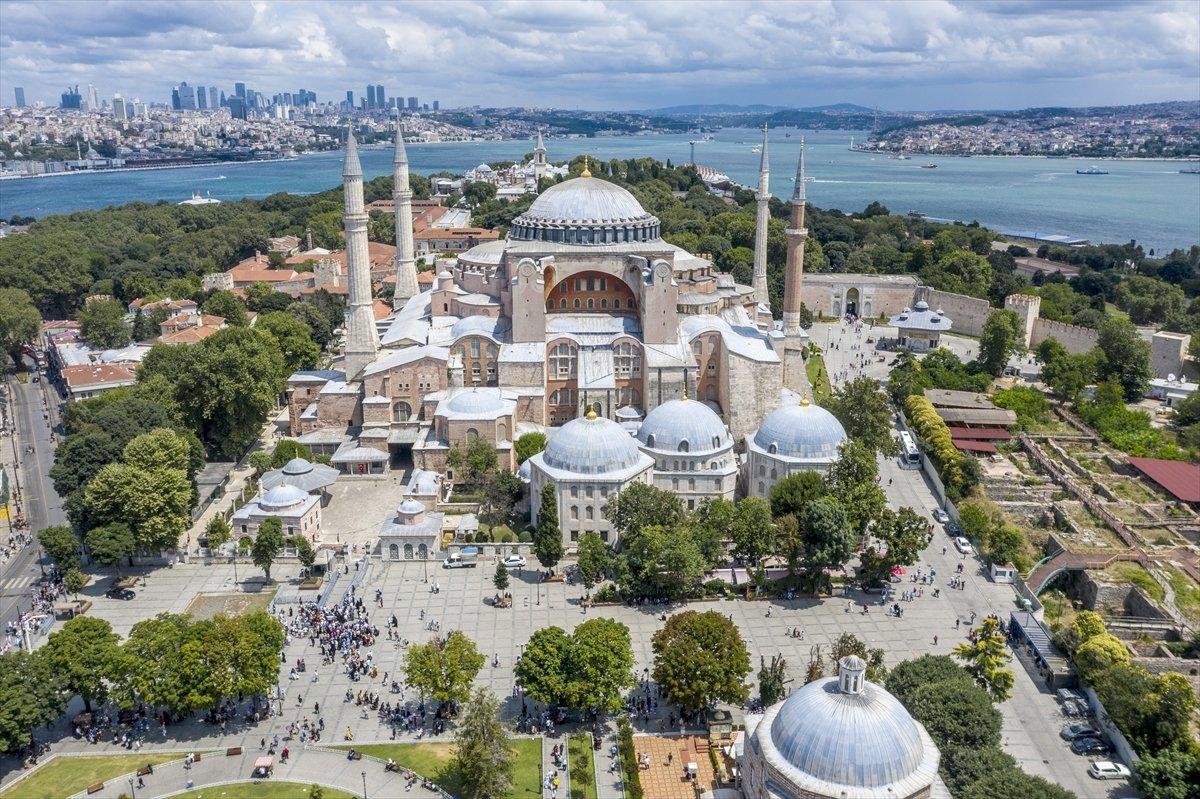 Ayasofya Camii, ziyaretçilerin akınına uğradı