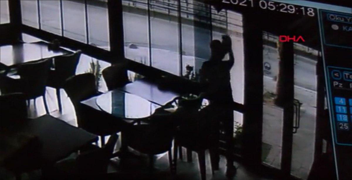 Sultangazi’de kafeye giren hırsız, dokunduğu yerleri bezle sildi