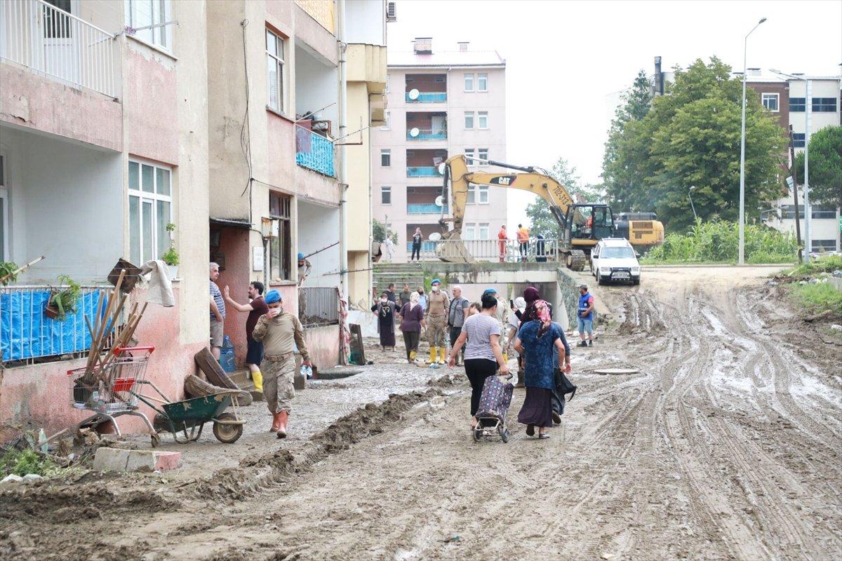Arhavi'de sel sonrası temizlik çalışmaları devam ediyor