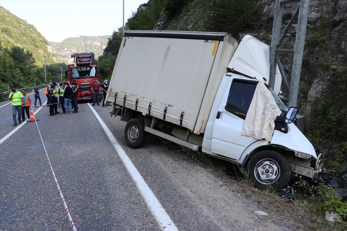 Karabük'te kamyonet direğe çarptı: 1 ölü