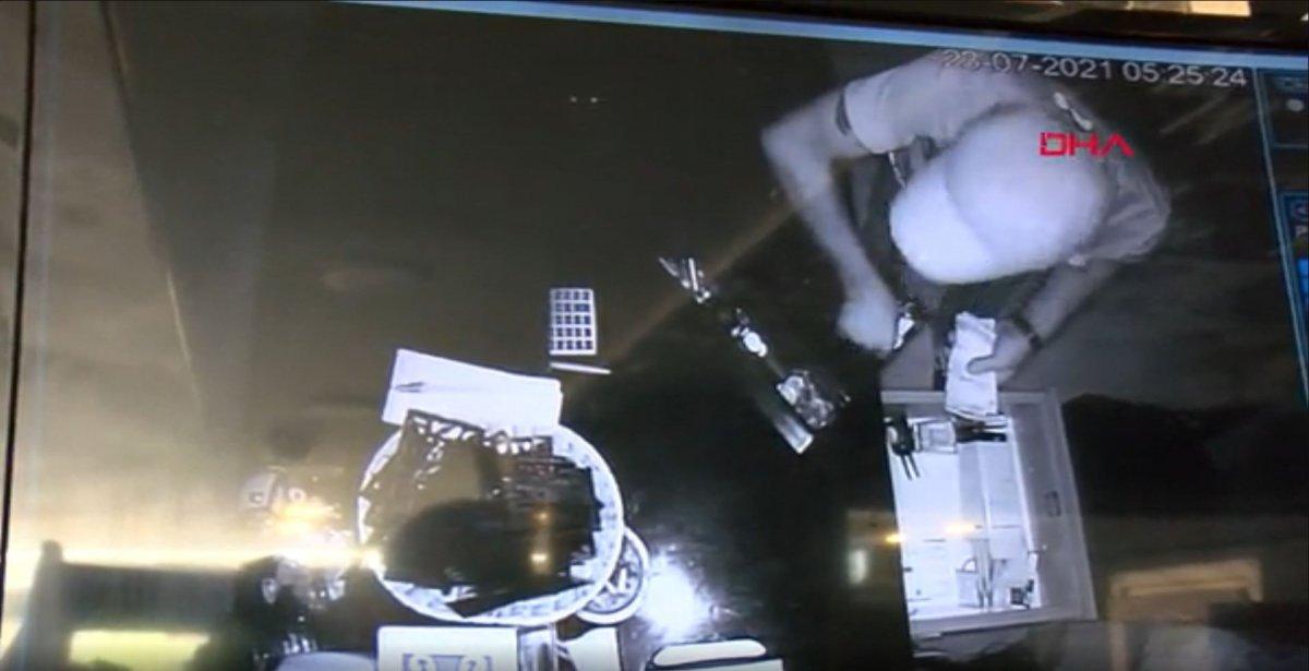 Sultangazi’de kafeye giren hırsız, dokunduğu yerleri bezle sildi