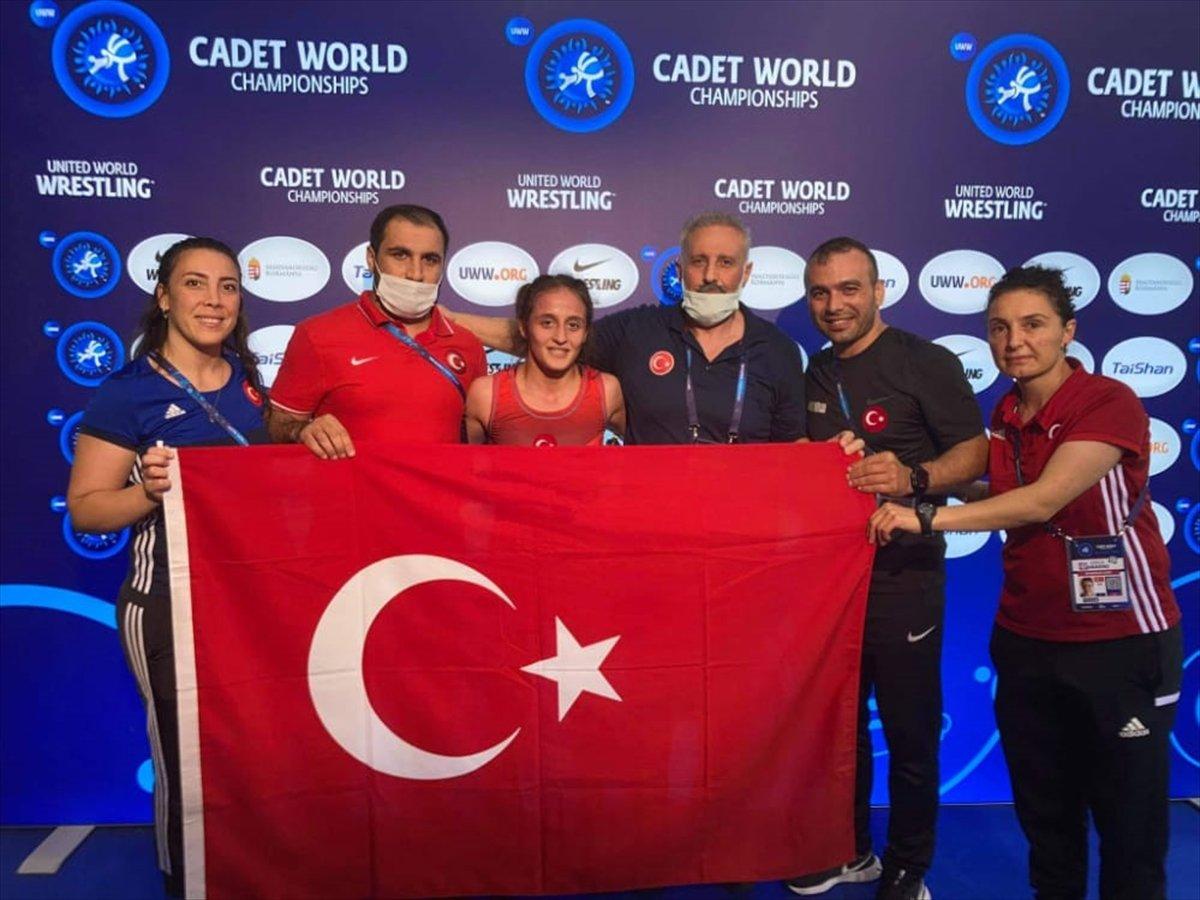 Dünya şampiyonu güreşçi Selvi İlyasoğlu, memleketi Muğla'da çiçeklerle karşılandı