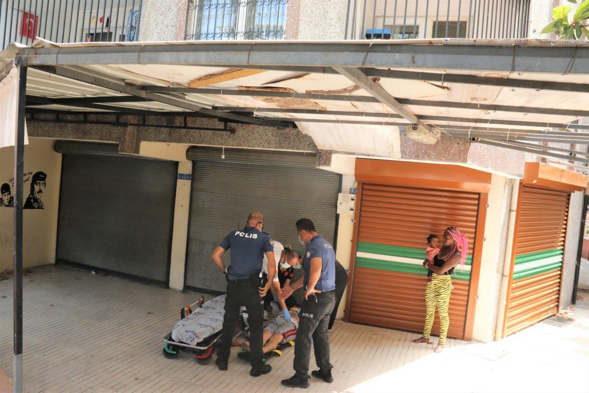 Antalya’da düşen kulaklığını almak isterken yere çakıldı