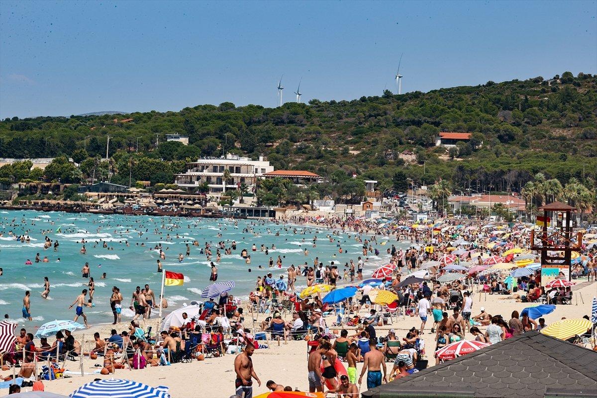Ege Bölgesi'nde plajlar doldu taştı