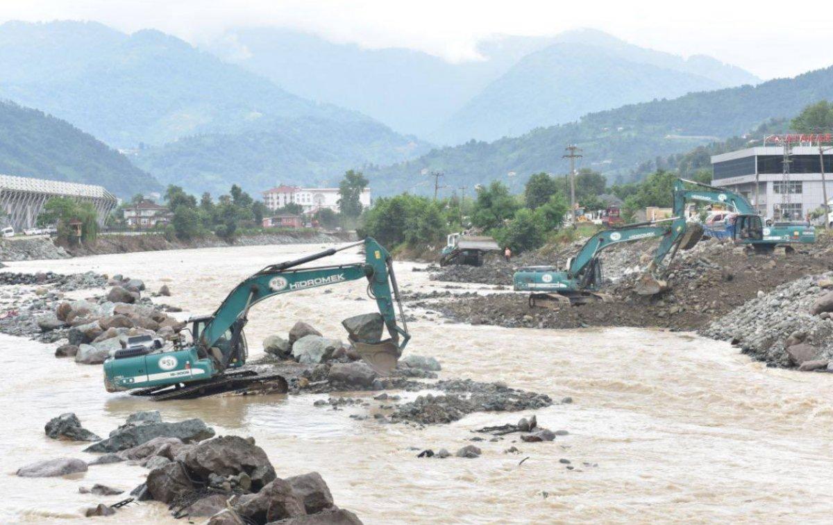 Bekir Pakdemirli, Artvin'de selden etkilenen alanları inceledi