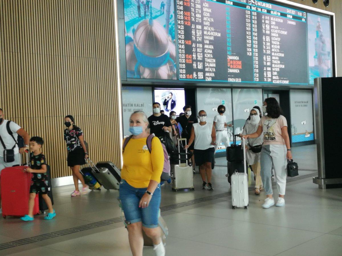 İstanbul havalimanlarında dönüş yoğunluğu