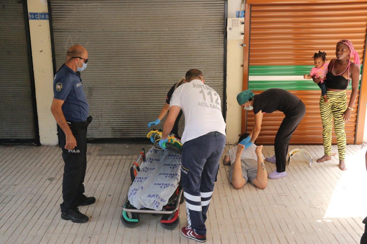 Antalya’da düşen kulaklığını almak isterken yere çakıldı