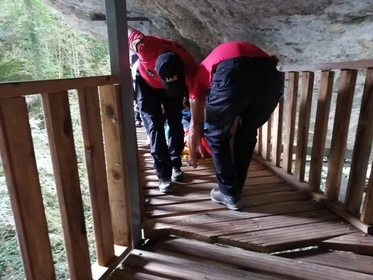 Kastamonu’da kanyonda düşen kadın sedye ile 1 kilometre taşındı