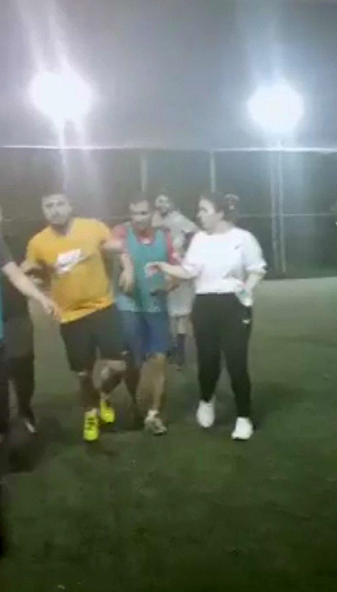 Antalya’da kız arkadaşına halı sahada evlilik teklifi etti