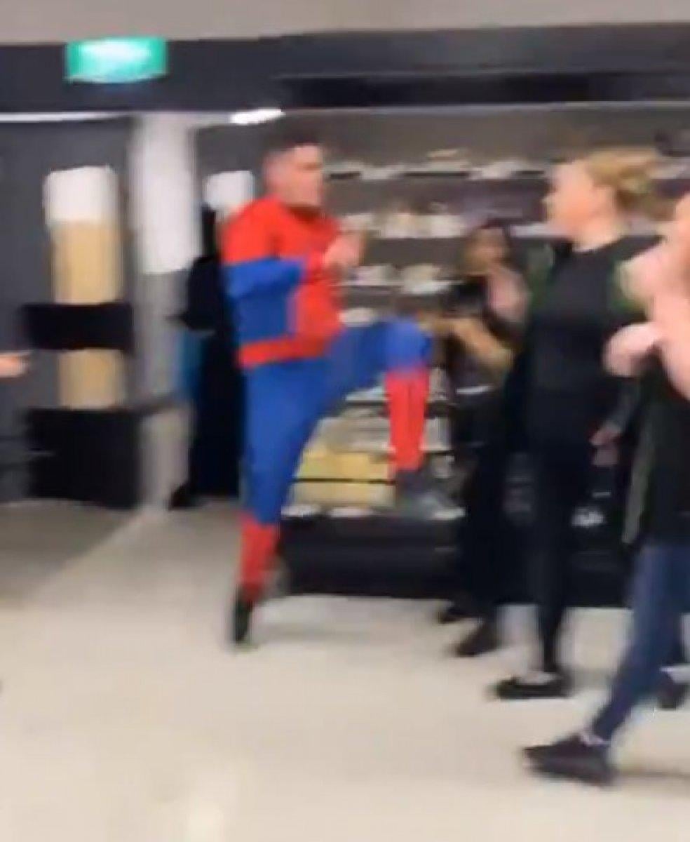 İngiltere’de Örümcek Adam, market çalışanına saldırdı