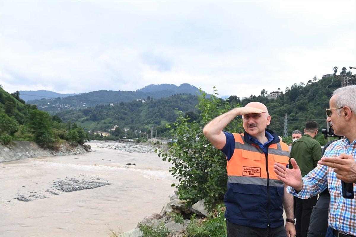 Adil Karaismailoğlu, Artvin'de selin etkili olduğu alanları inceledi