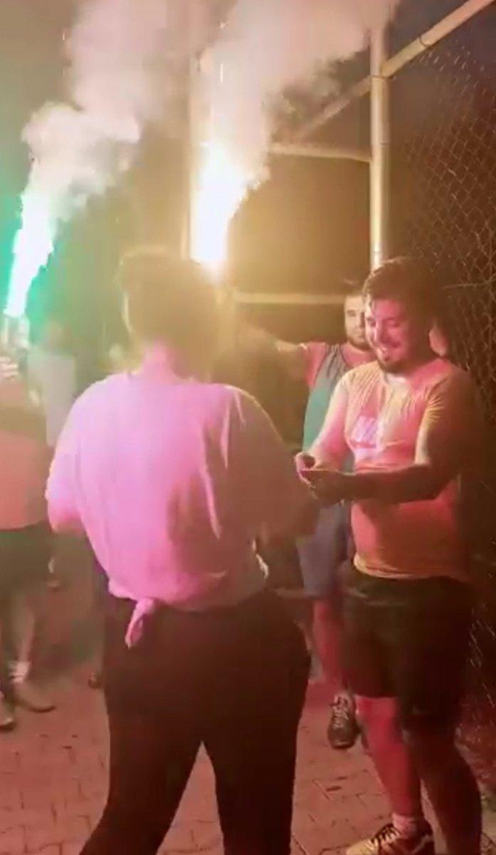 Antalya’da kız arkadaşına halı sahada evlilik teklifi etti