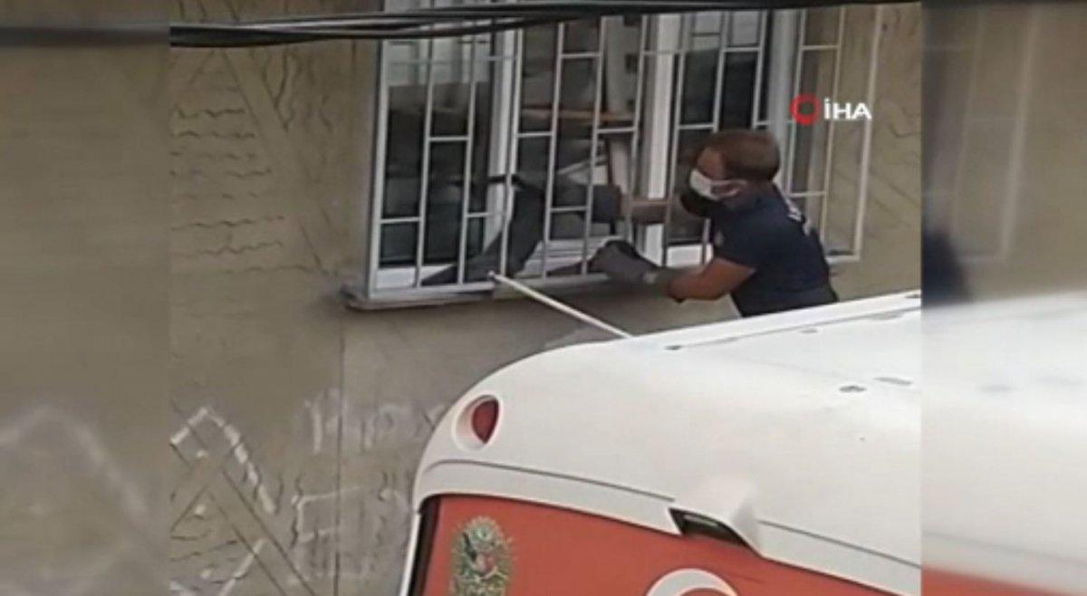 Avcılar’da pencereye sıkışan kedi yaşamını yitirdi