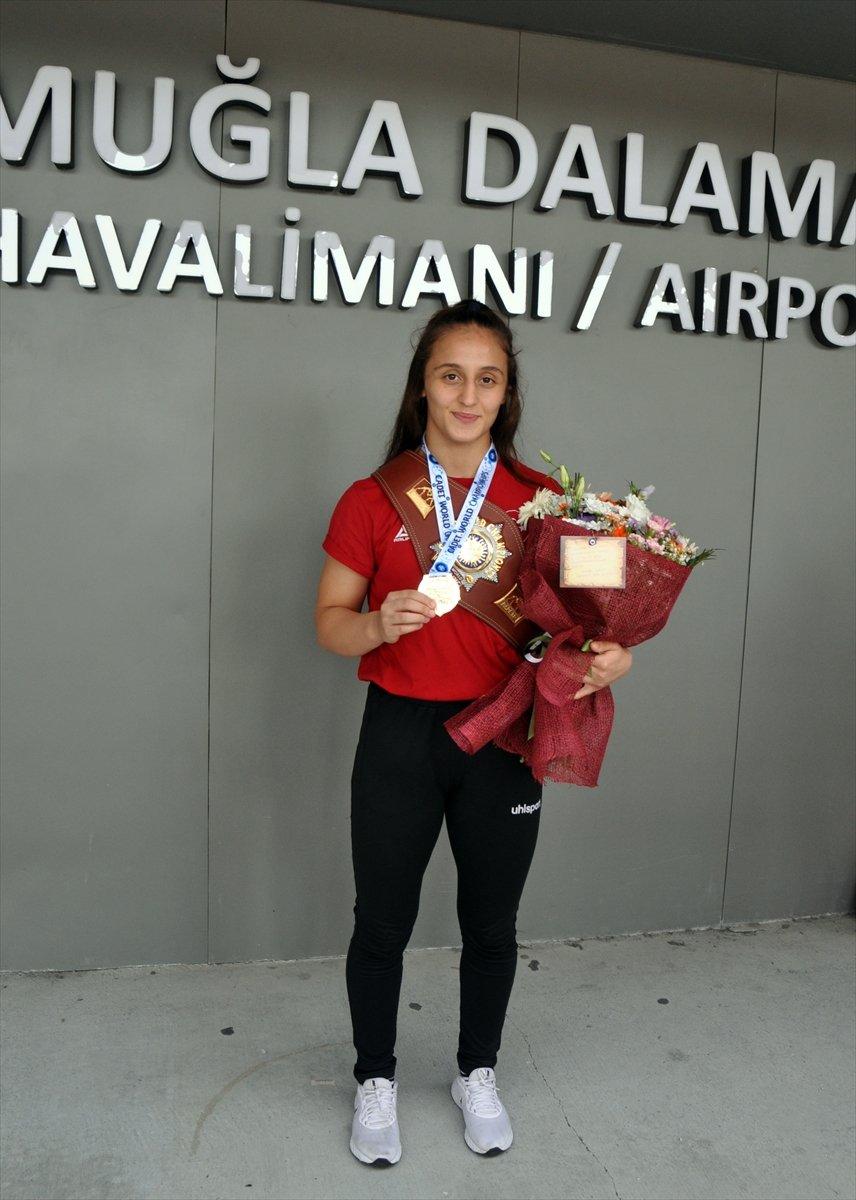 Dünya şampiyonu güreşçi Selvi İlyasoğlu, memleketi Muğla'da çiçeklerle karşılandı