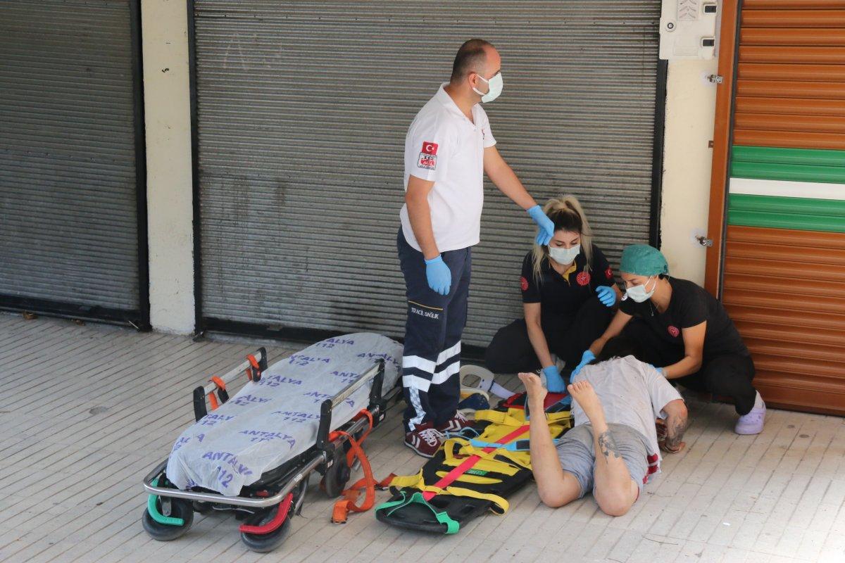 Antalya’da düşen kulaklığını almak isterken yere çakıldı