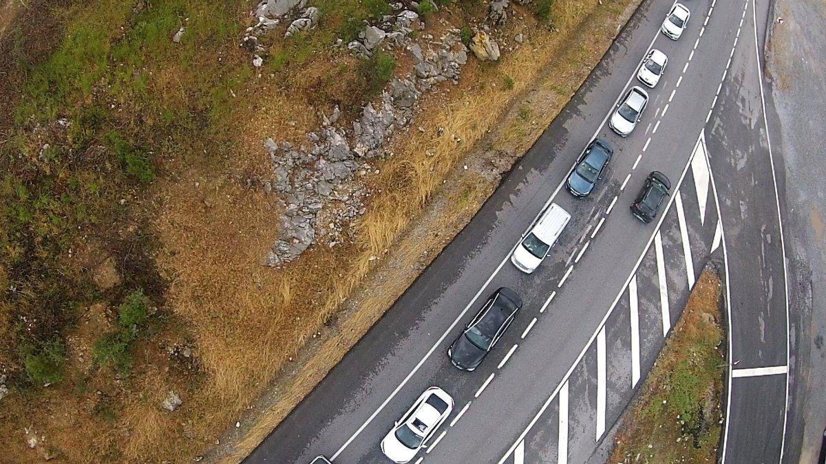 Antalya’da tatilcilerin dönüşü uzun araç kuyrukları oluşturdu