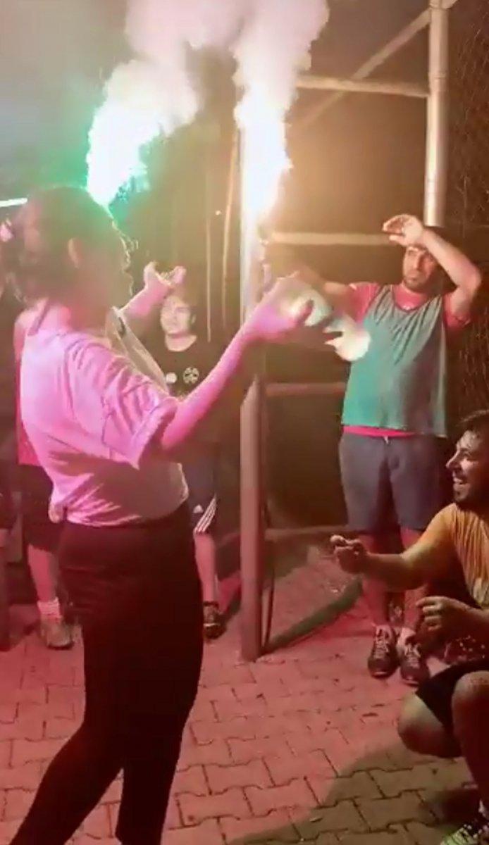 Antalya’da kız arkadaşına halı sahada evlilik teklifi etti