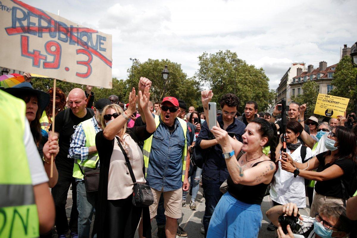 4 Avrupa ülkesinde koronavirüs önlemleri protesto edildi