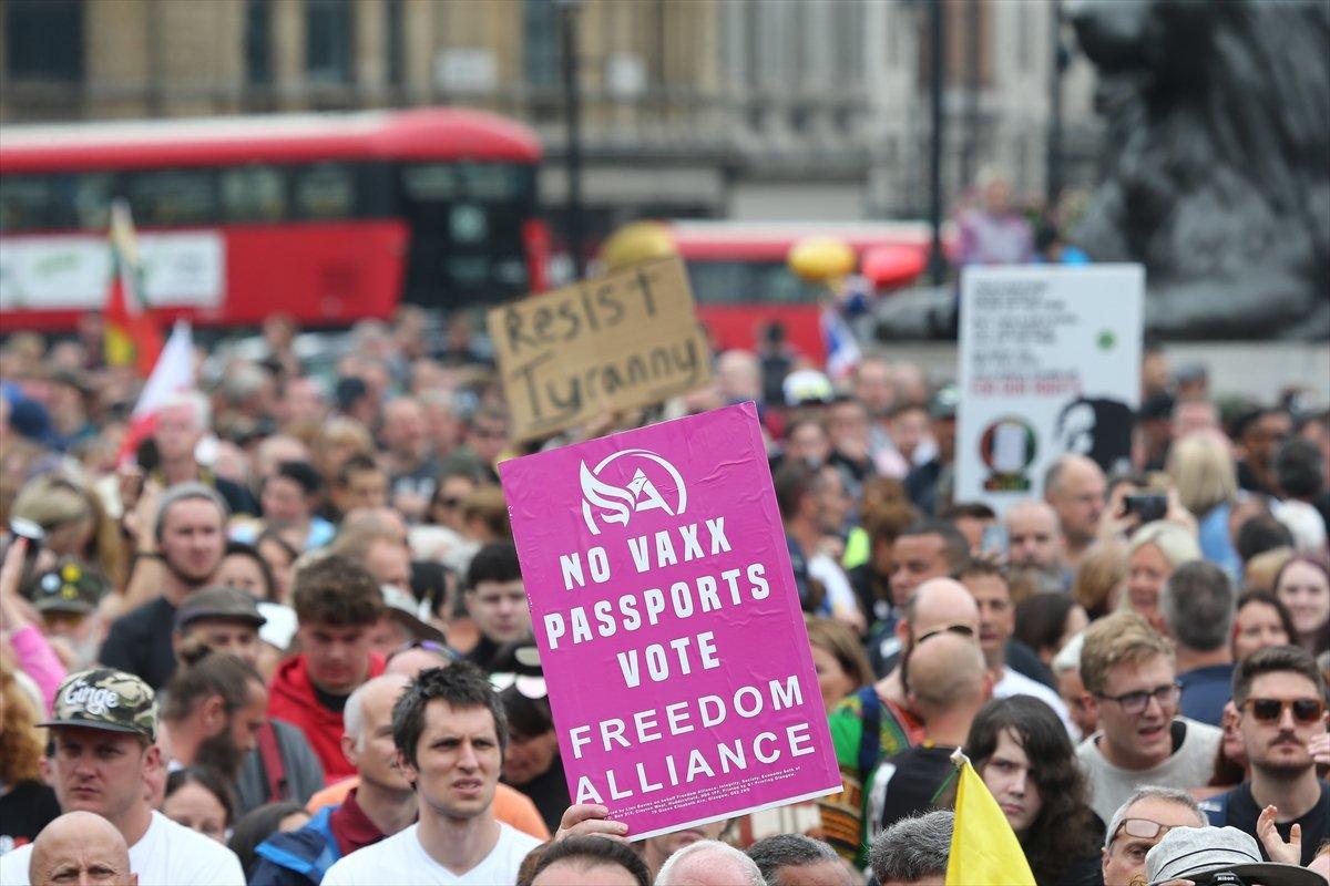 4 Avrupa ülkesinde koronavirüs önlemleri protesto edildi