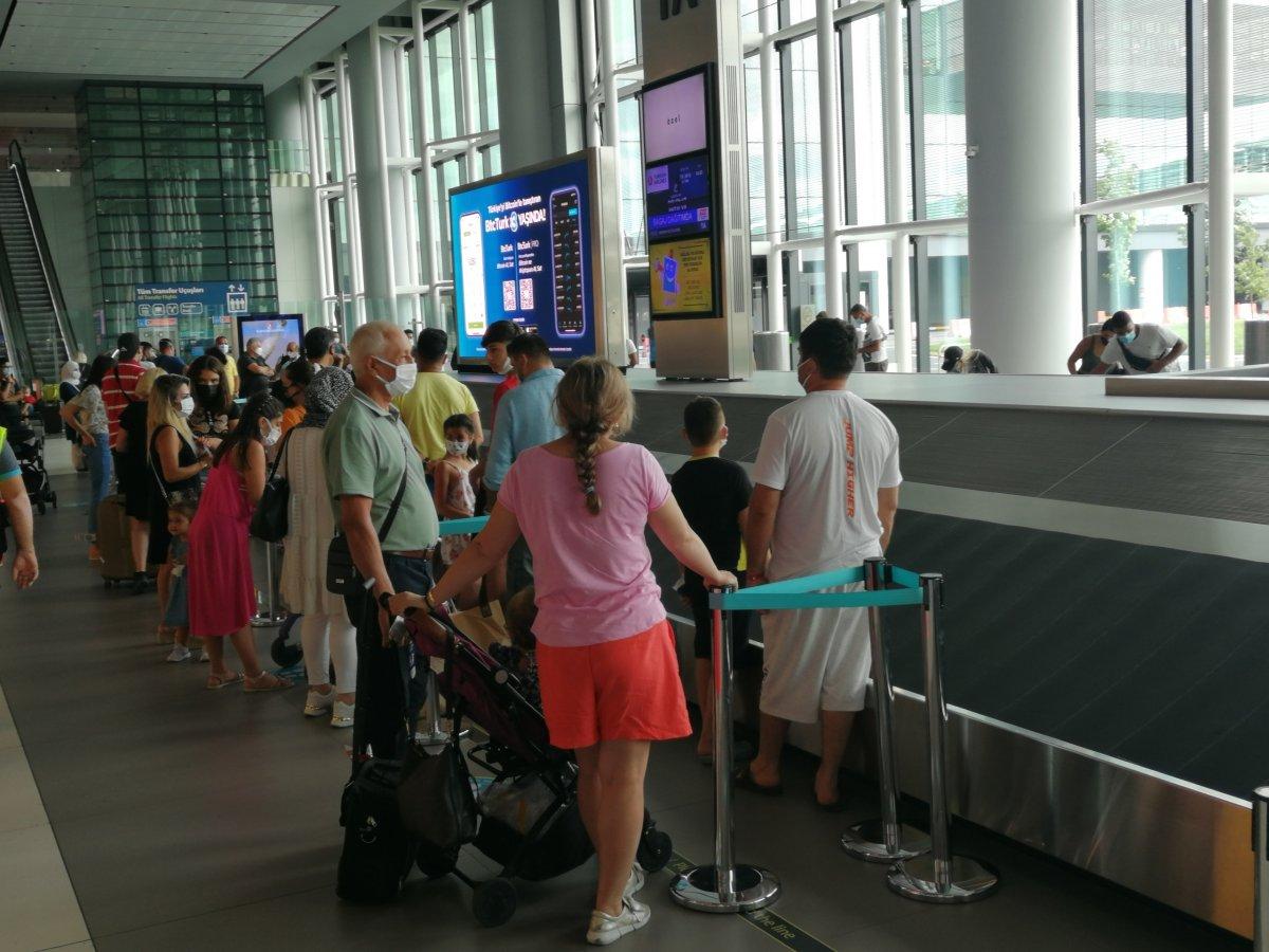 İstanbul havalimanlarında dönüş yoğunluğu