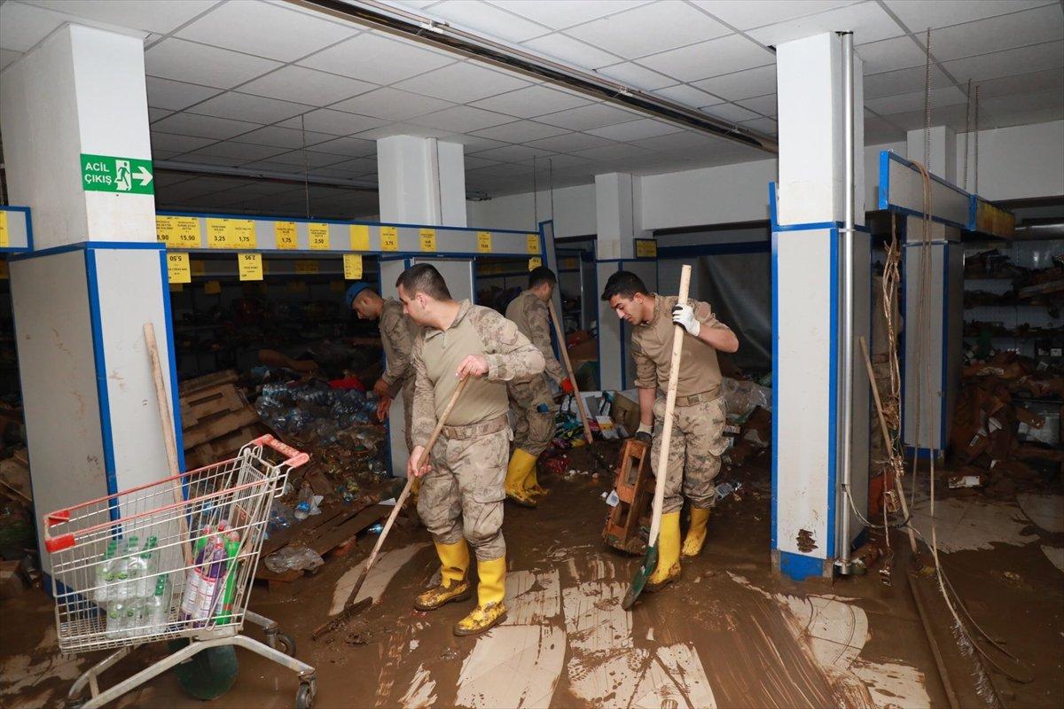 Arhavi'de sel sonrası temizlik çalışmaları devam ediyor