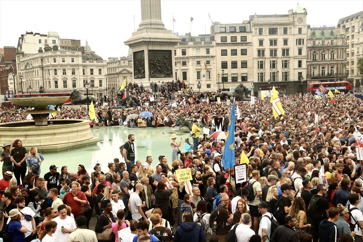 4 Avrupa ülkesinde koronavirüs önlemleri protesto edildi