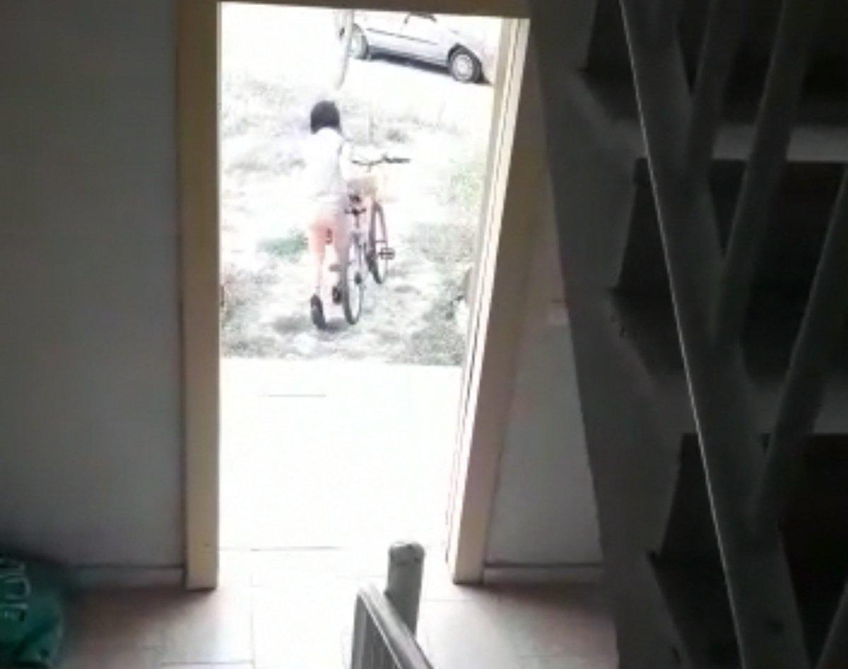 Bursa’da apartman içindeki hırsızlık kamerada