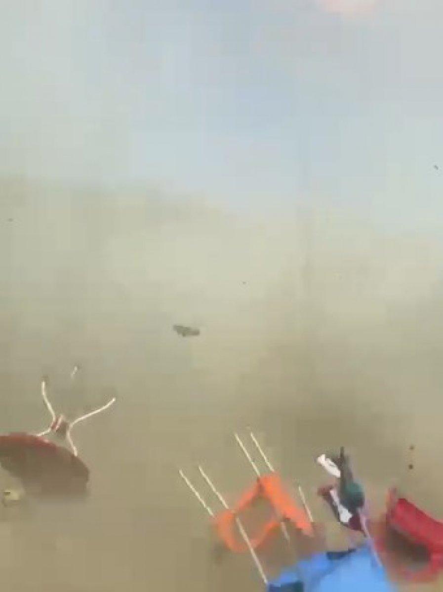 Balıkesir'de hortumdan kaçan vatandaşların görüntüsü