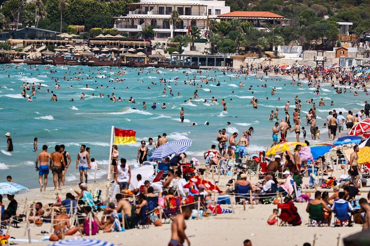Ege Bölgesi'nde plajlar doldu taştı