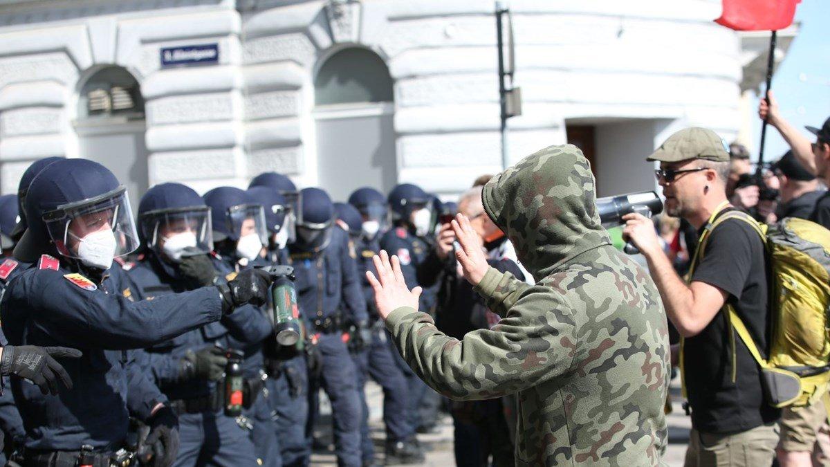 4 Avrupa ülkesinde koronavirüs önlemleri protesto edildi