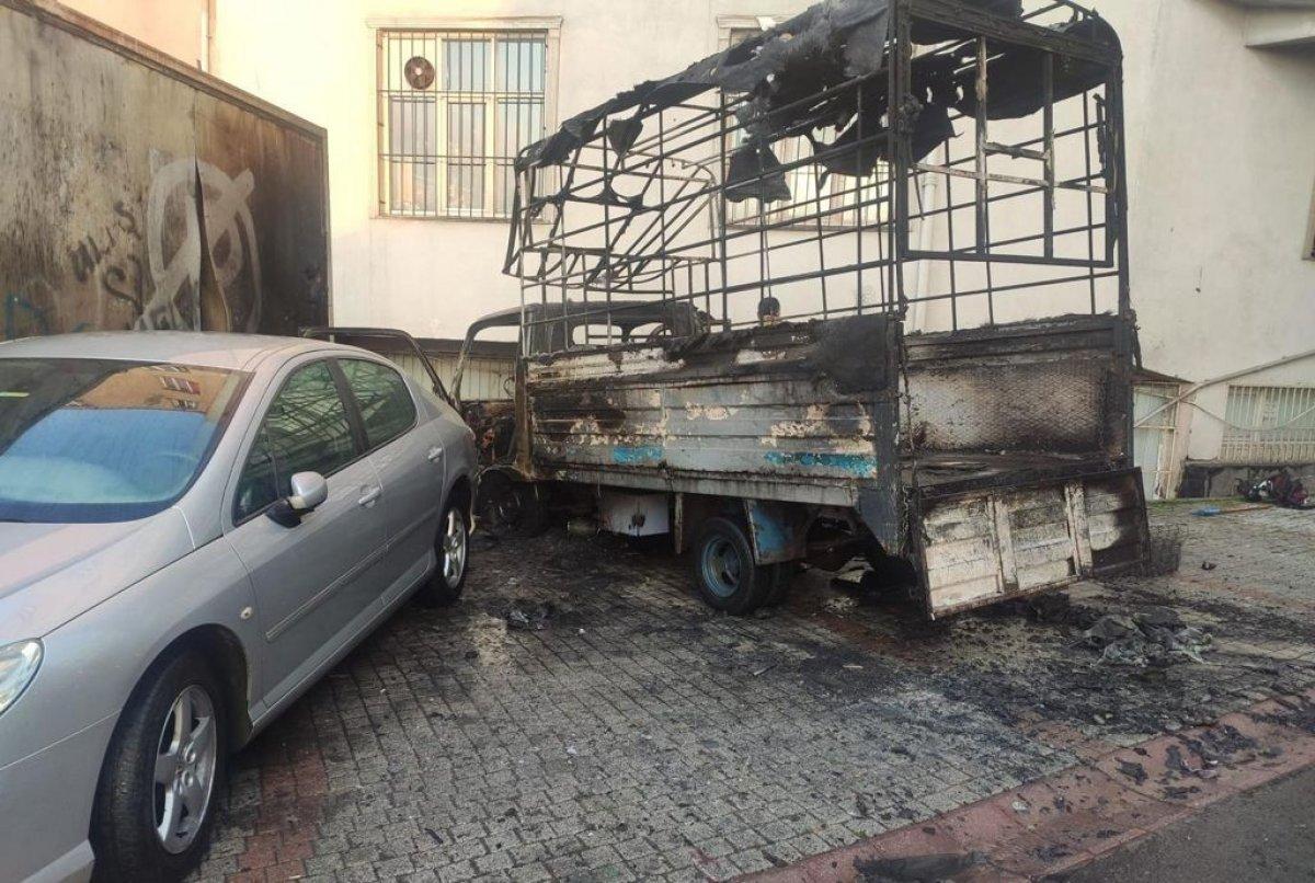 Kağıthane'de evsizlerin kaldığı aracı böyle kundakladı