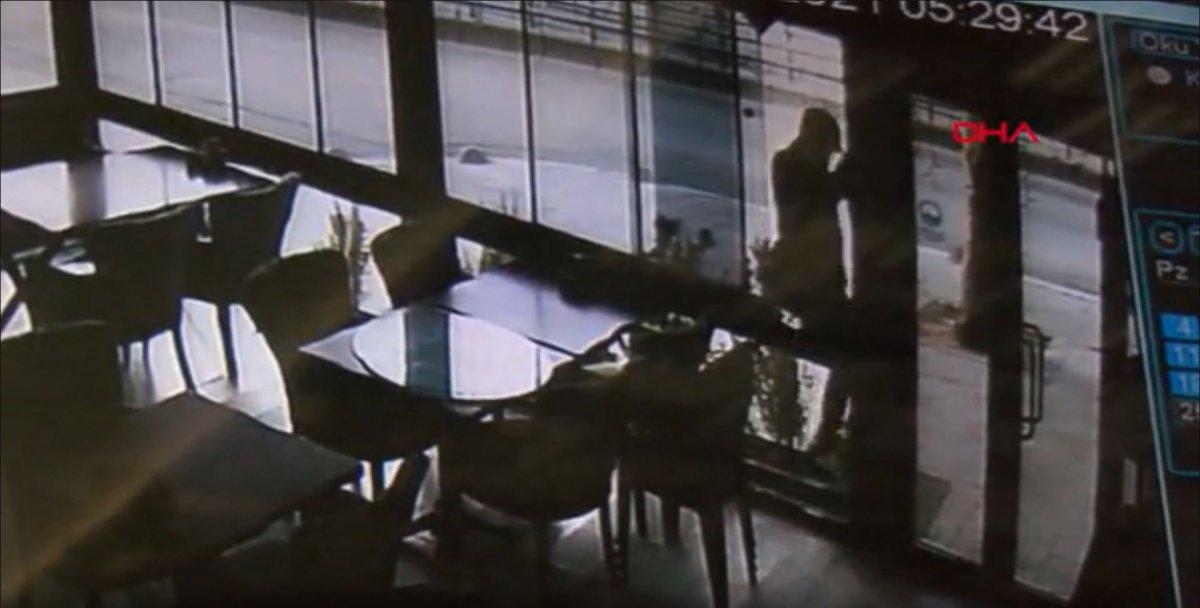 Sultangazi’de kafeye giren hırsız, dokunduğu yerleri bezle sildi