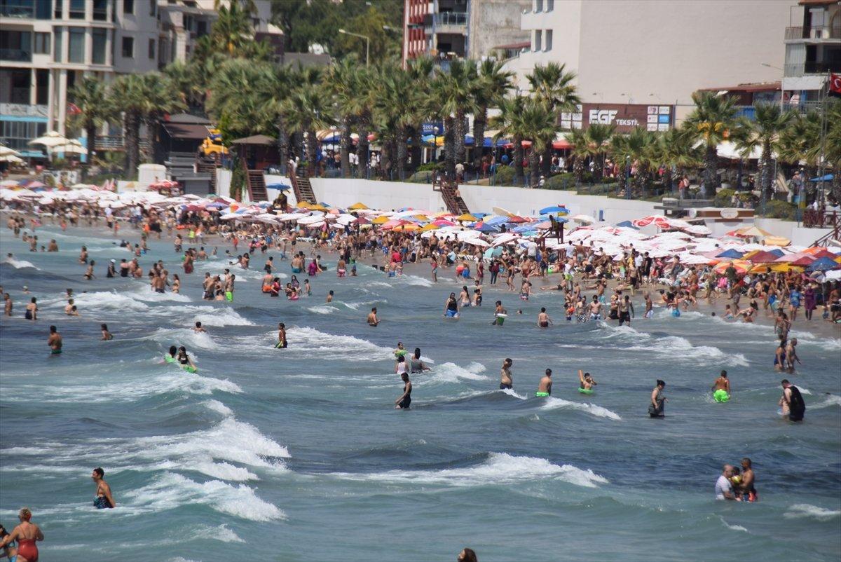Ege Bölgesi'nde plajlar doldu taştı