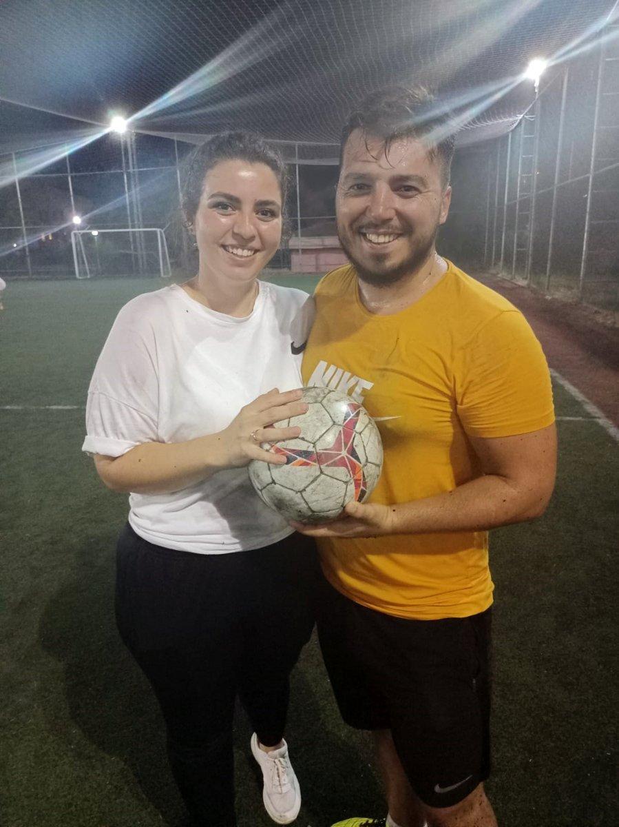 Antalya’da kız arkadaşına halı sahada evlilik teklifi etti