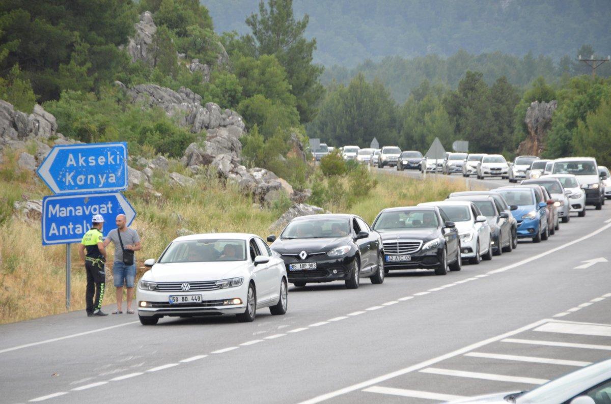 Antalya’da tatilcilerin dönüşü uzun araç kuyrukları oluşturdu
